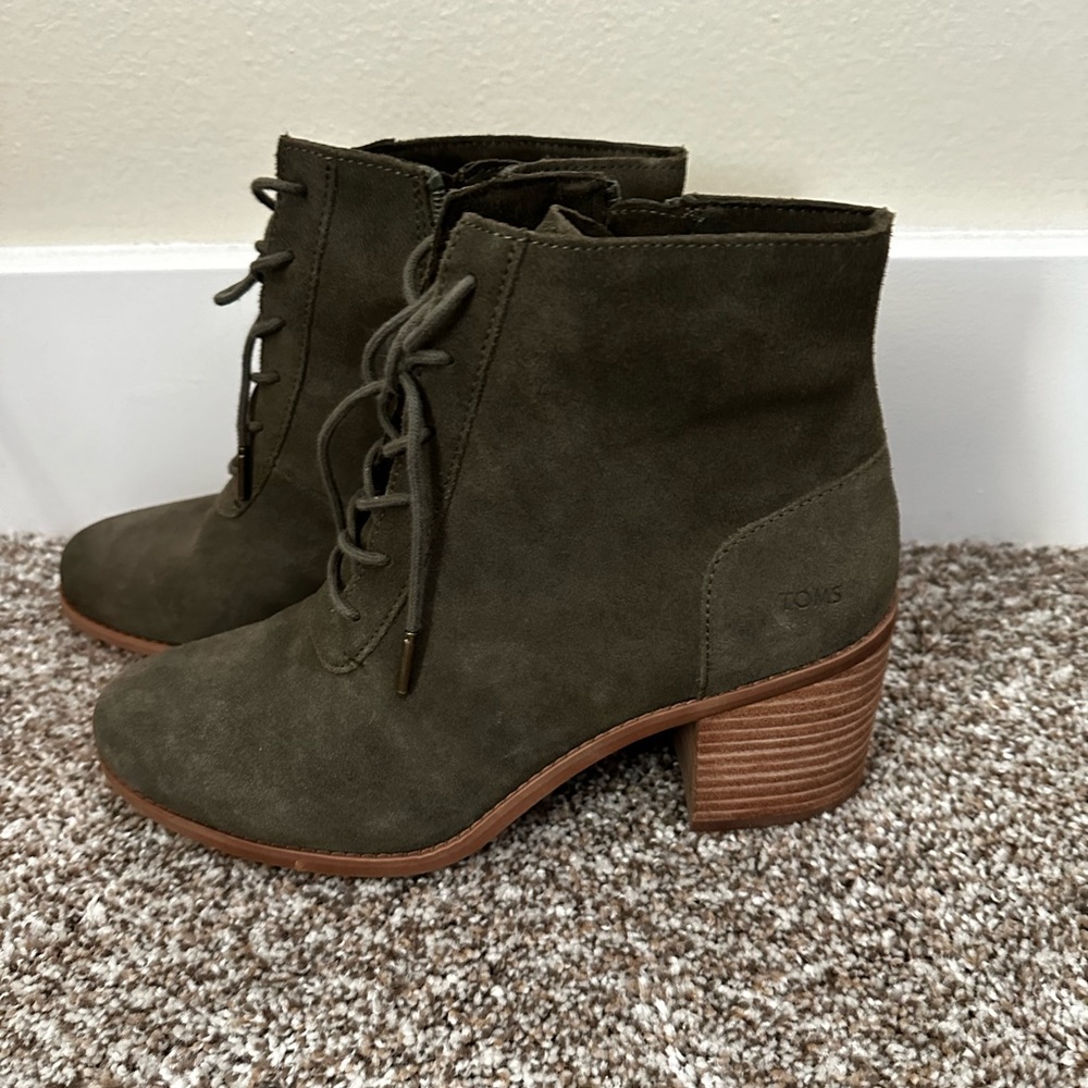 Toms olive green suede heel boots